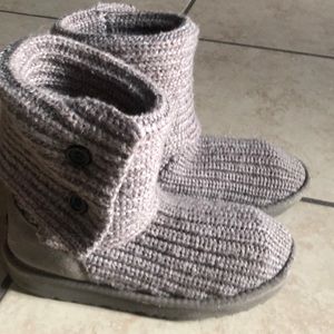 Soft knit upper
Functional wood buttons
17mm sheepskin heel 14.5” shaftheight